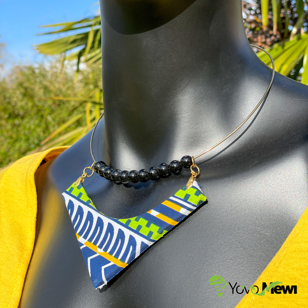 Collier ras de cou avec perles en verre noir, forme triangle, tissu wax bleu jaune et vert , bijoux wax n.8