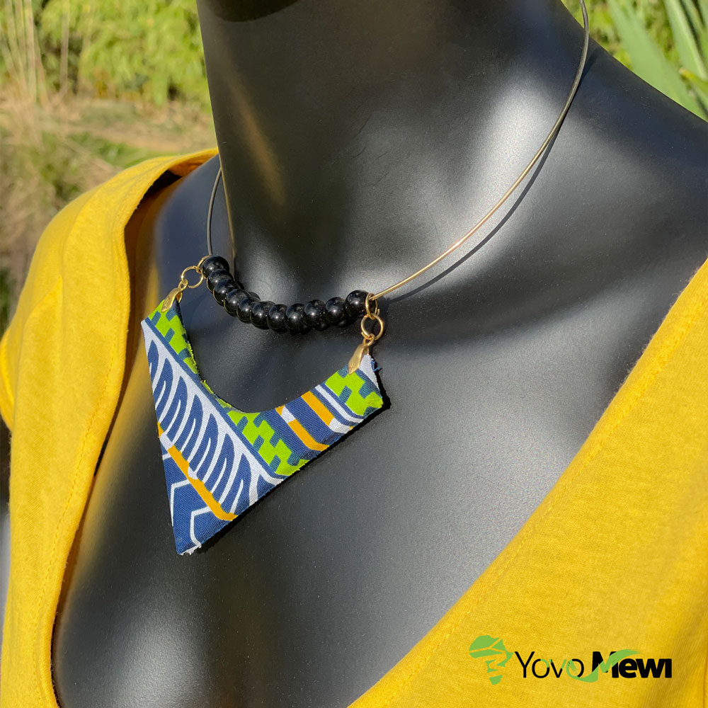 Collier ras de cou avec perles en verre noir, forme triangle, tissu wax bleu jaune et vert , bijoux wax n.8