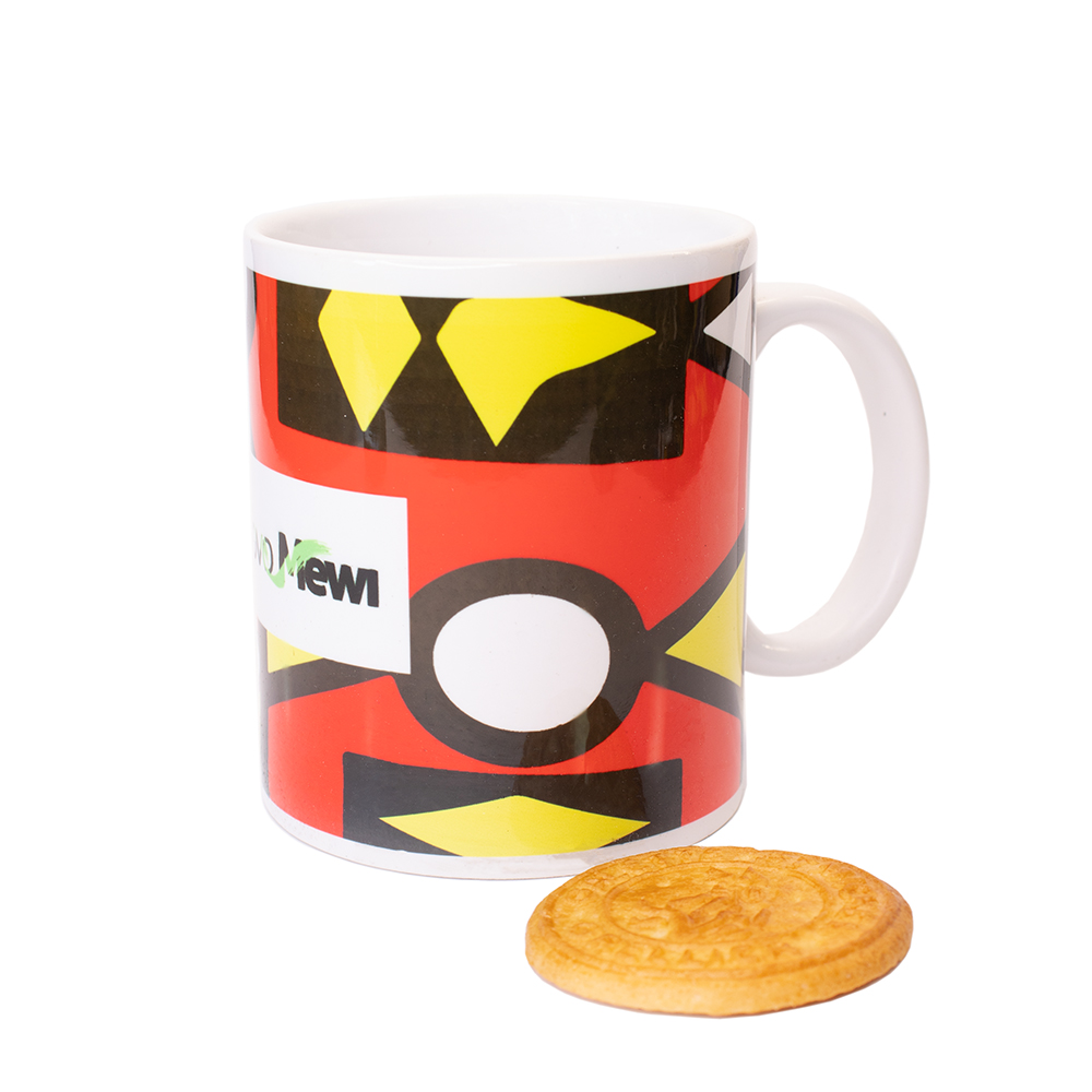 Mug motif samakaka Céramique  en tissu wax rouge jaune et noir, disponible de la personnalisé . n.6