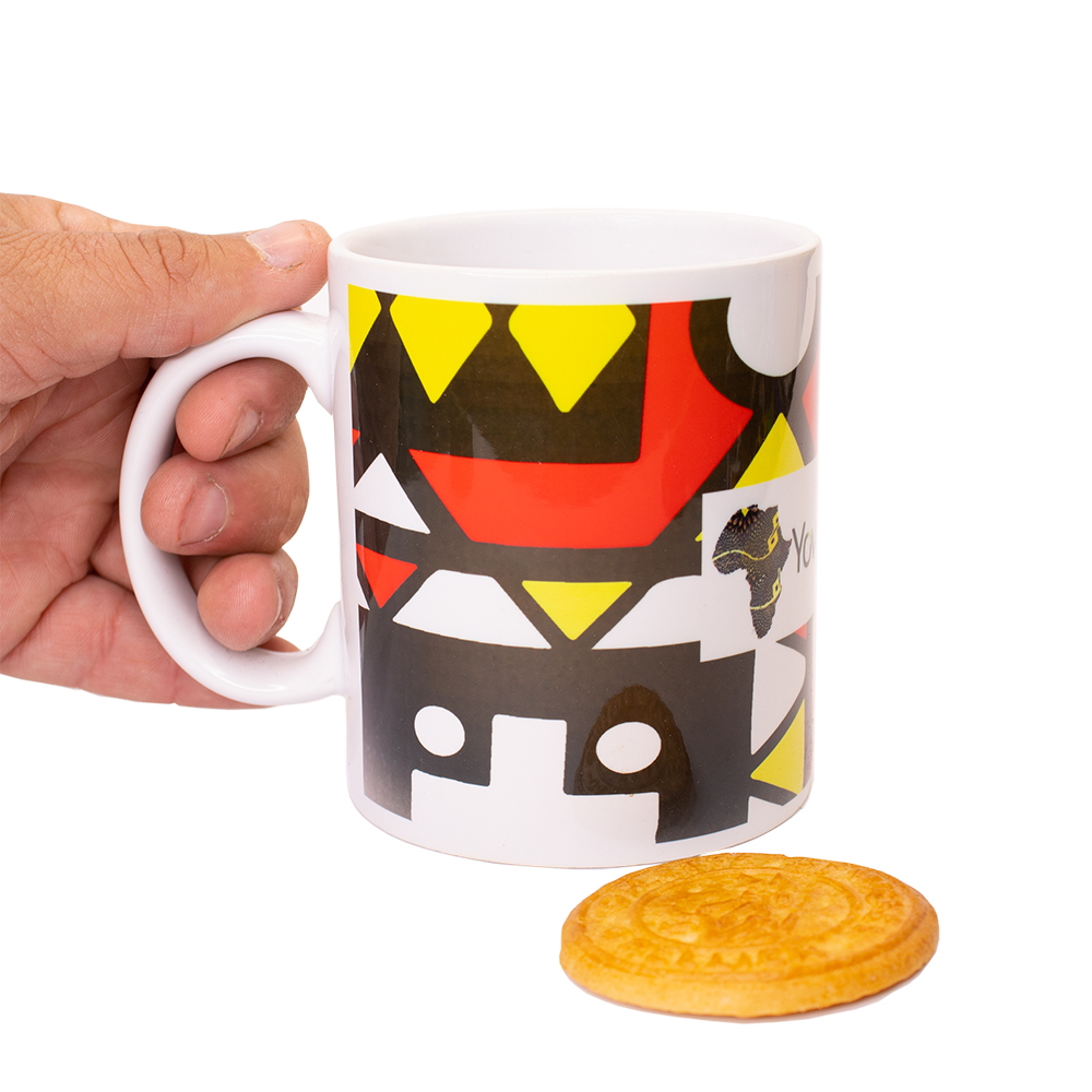 Mug motif samakaka Céramique  en tissu wax rouge jaune et noir, disponible de la personnalisé . n.6