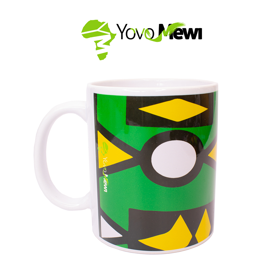 Mug motif samakaka Céramique  en tissu wax vert jaune  et noir disponible de la personnalisé .