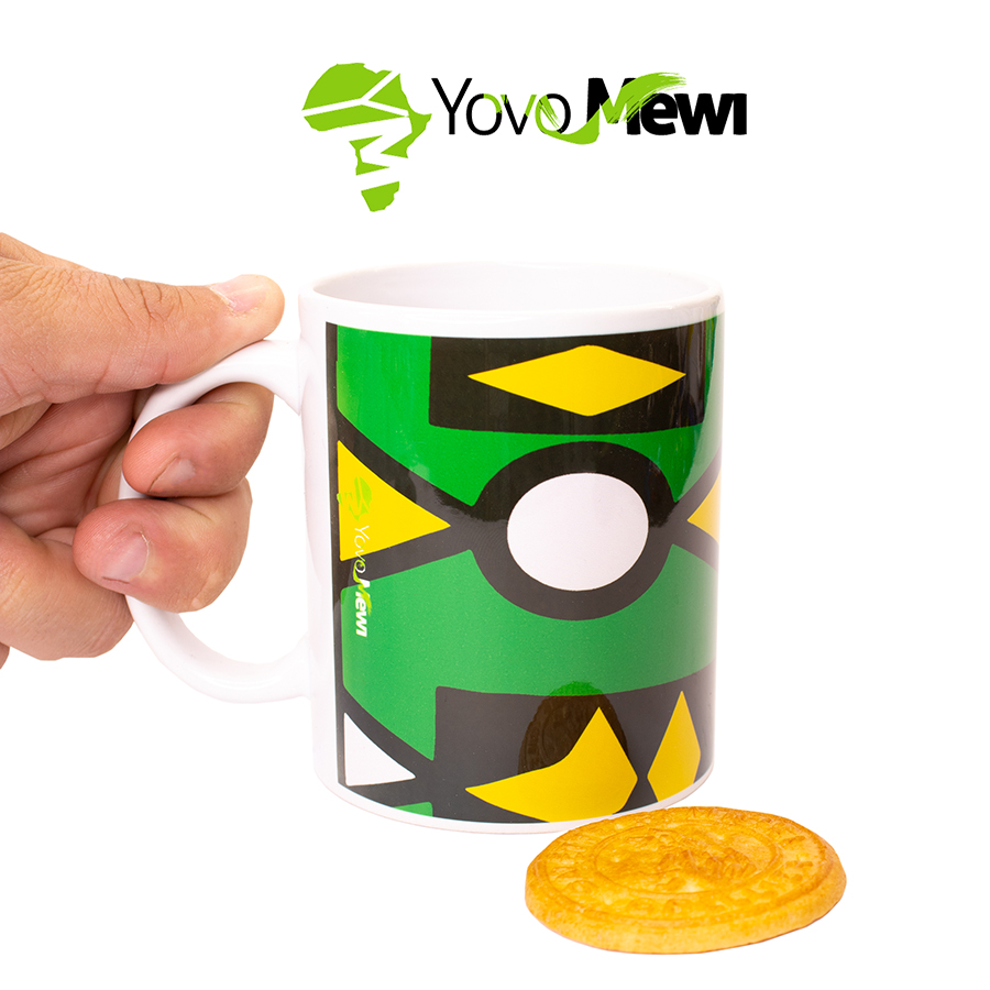 Mug motif samakaka Céramique  en tissu wax vert jaune  et noir disponible de la personnalisé .