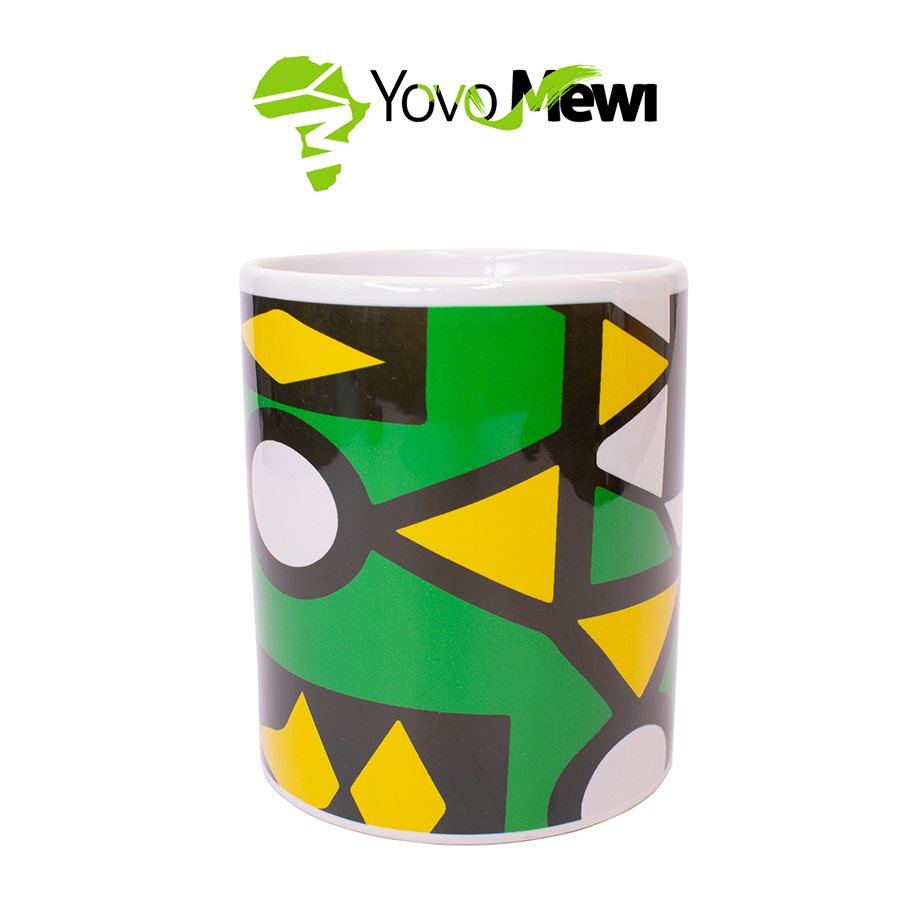 Mug motif samakaka Céramique  en tissu wax vert jaune  et noir disponible de la personnalisé .