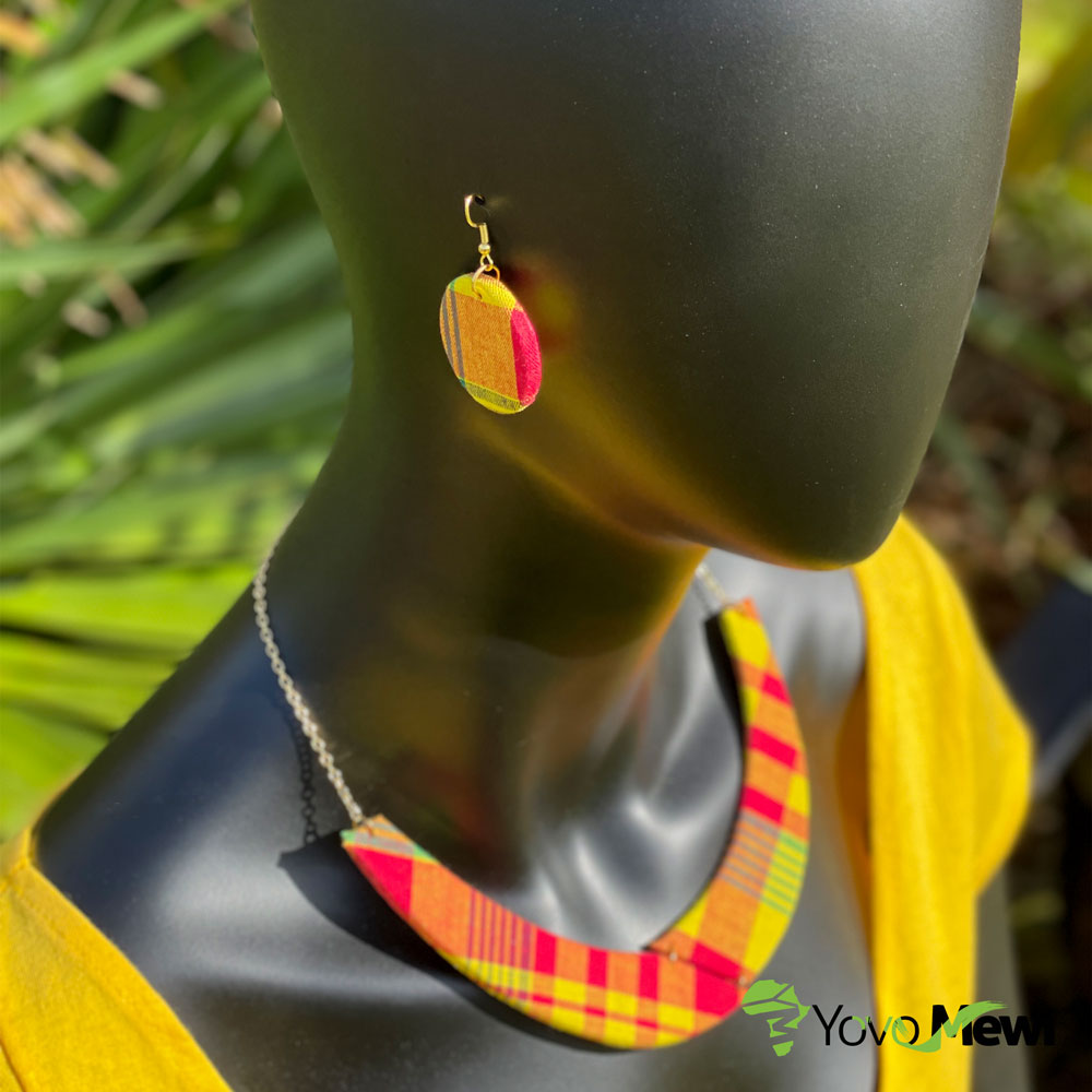 Parure collier ras de cou avec ces boucles d'oreilles carré, en tissu madras, orange jaune rouge