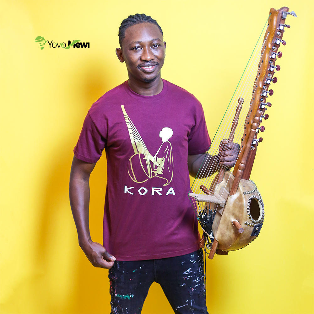 Tee-shirt joueur de Kora, instrument kora , flocage couleur doré, tee-shirt mix. n.22