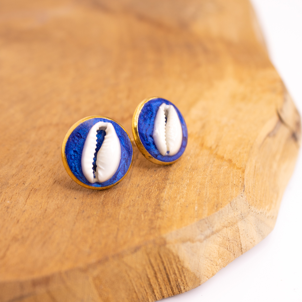 Boucles d'oreilles Puce avec petit cauris africain, fond bleu, bouton Diamètre1.6 cm, n°10