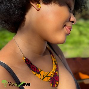 Parure collier plastron avec ces  boucles d'oreilles puce, en tissu wax jaune et papillons rouge, n.4