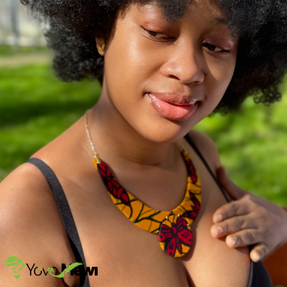 Parure collier plastron avec ces  boucles d'oreilles puce, en tissu wax jaune et papillons rouge, n.4