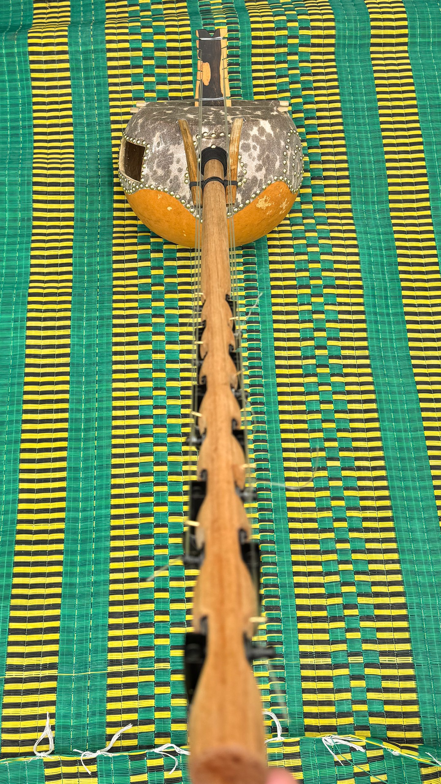 kamélé n'goni 8 cordes , Hauteur 1m30, diamétre 28 cm  (sonorités Yassolon)