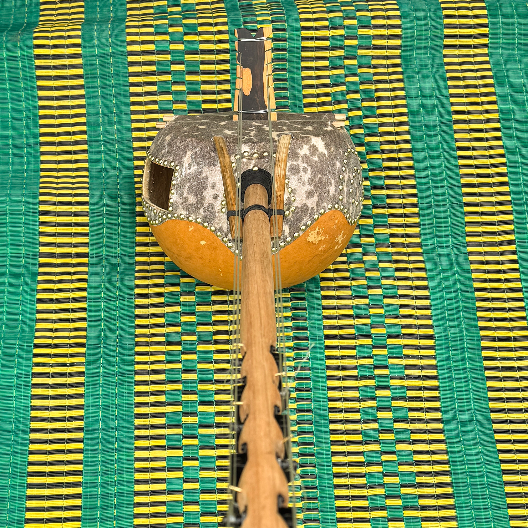 kamélé n'goni 8 cordes , Hauteur 1m30, diamétre 28 cm  (sonorités Yassolon)