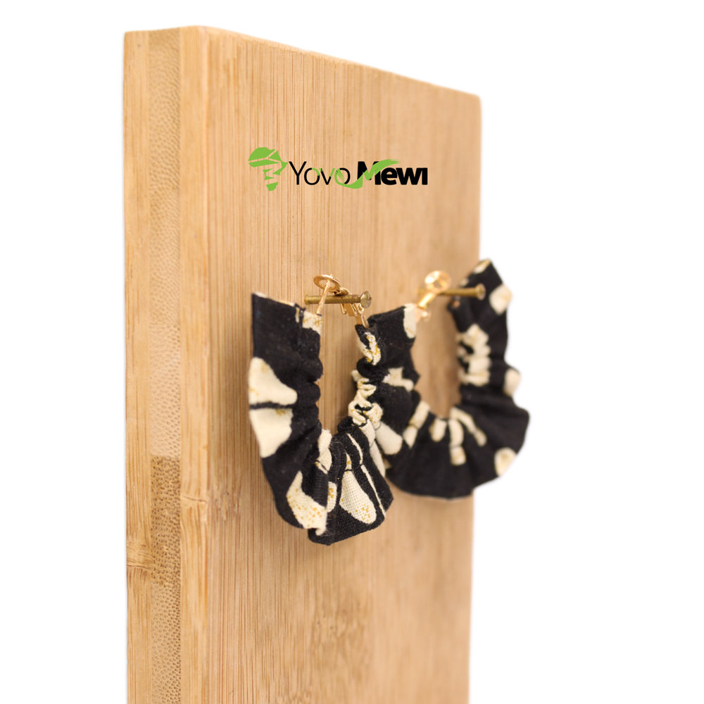 Boucles d’oreilles créoles, Tissu Wax motif bogolan  noir et beige, bijoux wax