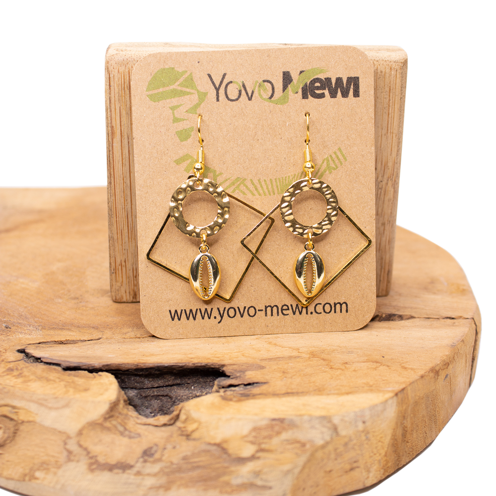 Boucles d’oreilles cauris dorées pendantes carré – Bijoux bohème chic