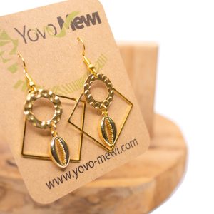 Boucles d’oreilles cauris dorées pendantes carré – Bijoux bohème chic