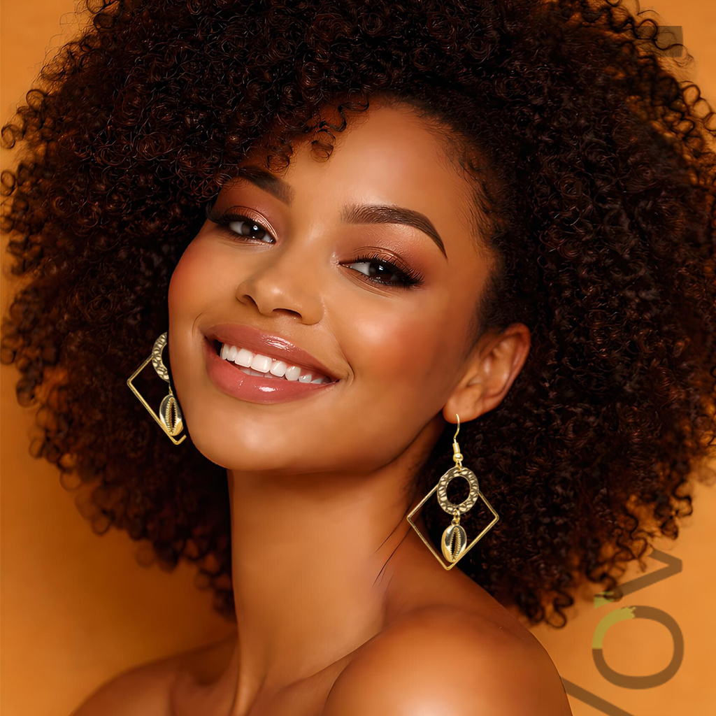 Boucles d’oreilles cauris dorées pendantes carré – Bijoux bohème chic