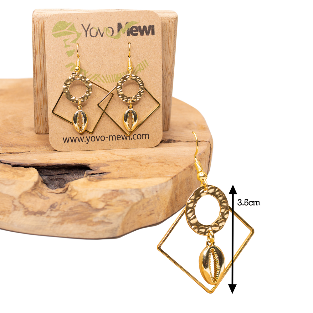 Boucles d’oreilles cauris dorées pendantes carré – Bijoux bohème chic